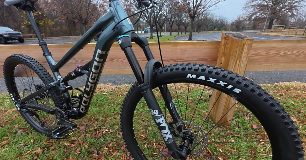 best full suspension mountain bikes Polygon Siskiu T8 saddle