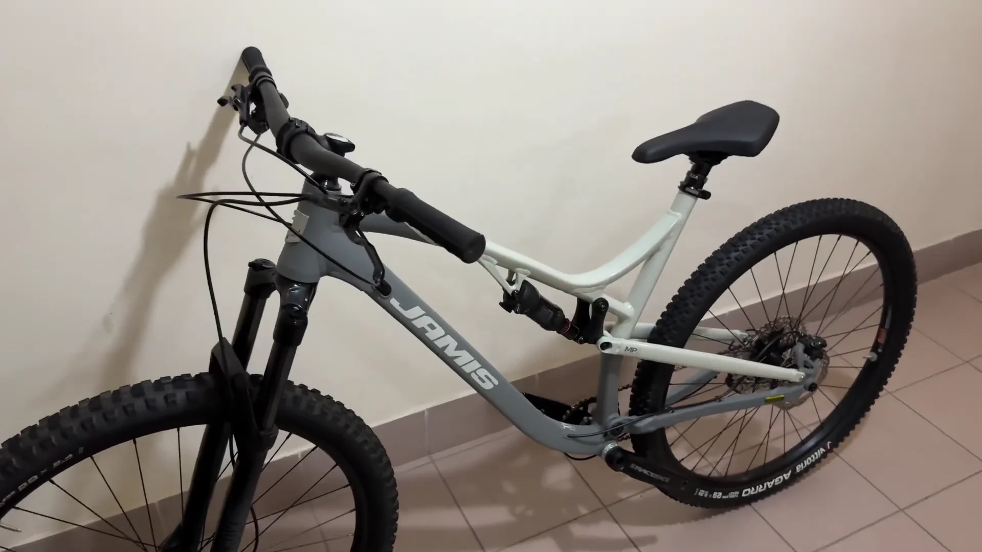 best full suspension mountain bikes under $1000 Jamis Faultline A2 lights